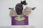 Lote contendo 3 cachos de uvas em pedras preciosas- ametista e quartzo rosa