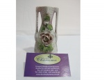 Antigo vaso de porcelana com ricos detalhes florais em alto relevo feitos à mão