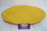 Travessa oval de cerâmica amarela com detalhes em alto relevo. Possui discreta imperfeição na borda