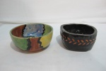 2 Bowls em cerâmica vitrificada feitos e decorados à mão e assinados. 1 das peças possui imperfeição
