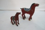 Cavalos lote com 2 esculturas de laça esculpida à mão com detalhes em closonê, representado cavalos. medidas: (maior) 11,5 cms x 10,0cms; (menor) 7,0cms x 6,0cms.