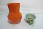 Lote com 1 vaso para flores, de vidro pintado laranja e 1 enfeite de cerâmica vitrificada no formato de flor-Italy