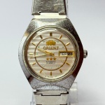 ORIENT - Relógio automático, funcionando. Pulseira: 17mm. Caixa: 3,7cm x 3,4cm, vertical x horizontal, sem contar a coroa. ***ATENÇÃO! ESTE RELÓGIO NÃO POSSUI GARANTIA DE FUNCIONAMENTO. Produto sendo vendido conforme ESTADO, testado, ou não, diz respeito apenas ao momento da catalogação. Recomenda-se revisão.*** Se necessário, solicitar mais fotos, vídeos ou perguntas para análise via e-mail reidaantiguidade@gmail.com, Obrigado pela visita!