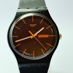SWATCH - Relógio quartz, funcionando. Pulseira: 24mm. Caixa: 4,8cm x 4,2cm, vertical x horizontal, sem contar a coroa. ***ATENÇÃO! ESTE RELÓGIO NÃO POSSUI GARANTIA DE FUNCIONAMENTO. Produto sendo vendido conforme ESTADO, testado, ou não, diz respeito apenas ao momento da catalogação. Recomenda-se revisão.*** Se necessário, solicitar mais fotos, vídeos ou perguntas para análise via e-mail reidaantiguidade@gmail.com, Obrigado pela visita!