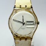 SWATCH - Relógio quartz, funcionando. Pulseira: 20mm. Caixa: 4cm x 3,5cm, vertical x horizontal, sem contar a coroa. ***ATENÇÃO! ESTE RELÓGIO NÃO POSSUI GARANTIA DE FUNCIONAMENTO. Produto sendo vendido conforme ESTADO, testado, ou não, diz respeito apenas ao momento da catalogação. Recomenda-se revisão.*** Se necessário, solicitar mais fotos, vídeos ou perguntas para análise via e-mail reidaantiguidade@gmail.com, Obrigado pela visita!