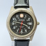 SWISS ARMY WENGER - Relógio quartz, funcionando. Pulseira: 19mm. Caixa: 3,8cm x 3,8cm, vertical x horizontal, sem contar a coroa. ***ATENÇÃO! ESTE RELÓGIO NÃO POSSUI GARANTIA DE FUNCIONAMENTO. Produto sendo vendido conforme ESTADO, testado, ou não, diz respeito apenas ao momento da catalogação. Recomenda-se revisão.*** Se necessário, solicitar mais fotos, vídeos ou perguntas para análise via e-mail reidaantiguidade@gmail.com, Obrigado pela visita!