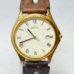 SEIKO - Relógio quartz, funcionando. Pulseira: 19mm. Caixa: 3,5cm x 3,7cm, vertical x horizontal, sem contar a coroa. ***ATENÇÃO! ESTE RELÓGIO NÃO POSSUI GARANTIA DE FUNCIONAMENTO. Produto sendo vendido conforme ESTADO, testado, ou não, diz respeito apenas ao momento da catalogação. Recomenda-se revisão.*** Se necessário, solicitar mais fotos, vídeos ou perguntas para análise via e-mail reidaantiguidade@gmail.com, Obrigado pela visita!
