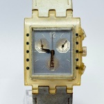 SWATCH - Relógio quartz, funcionando. Pulseira: 24mm. Caixa: 3,9cm x 3,3cm, vertical x horizontal, sem contar a coroa. ***ATENÇÃO! ESTE RELÓGIO NÃO POSSUI GARANTIA DE FUNCIONAMENTO. Produto sendo vendido conforme ESTADO, testado, ou não, diz respeito apenas ao momento da catalogação. Recomenda-se revisão.*** Se necessário, solicitar mais fotos, vídeos ou perguntas para análise via e-mail reidaantiguidade@gmail.com, Obrigado pela visita!