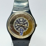 SWATCH - Relógio quartz, funcionando. Pulseira: 17mm. Caixa: 4cm x 3,5cm, vertical x horizontal, sem contar a coroa. ***ATENÇÃO! ESTE RELÓGIO NÃO POSSUI GARANTIA DE FUNCIONAMENTO. Produto sendo vendido conforme ESTADO, testado, ou não, diz respeito apenas ao momento da catalogação. Recomenda-se revisão.*** Se necessário, solicitar mais fotos, vídeos ou perguntas para análise via e-mail reidaantiguidade@gmail.com, Obrigado pela visita!