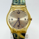 SWATCH - Relógio quartz, funcionando. Pulseira: 21mm. Caixa: 4cm x 3,5cm, vertical x horizontal, sem contar a coroa. ***ATENÇÃO! ESTE RELÓGIO NÃO POSSUI GARANTIA DE FUNCIONAMENTO. Produto sendo vendido conforme ESTADO, testado, ou não, diz respeito apenas ao momento da catalogação. Recomenda-se revisão.*** Se necessário, solicitar mais fotos, vídeos ou perguntas para análise via e-mail reidaantiguidade@gmail.com, Obrigado pela visita!