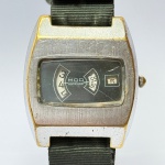 MOD - Relógio a corda, não funciona, mostrador verde escuro. Pulseira: 22mm. Caixa: 3,7cm x 3,8cm, vertical x horizontal, sem contar a coroa. ***ATENÇÃO! ESTE RELÓGIO NÃO POSSUI GARANTIA DE FUNCIONAMENTO. Produto sendo vendido conforme ESTADO, testado, ou não, diz respeito apenas ao momento da catalogação. Recomenda-se revisão.*** Se necessário, solicitar mais fotos, vídeos ou perguntas para análise via e-mail reidaantiguidade@gmail.com, Obrigado pela visita!