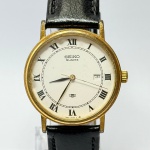 SEIKO - Relógio quartz, não testado. Pulseira: 18mm. Caixa: 3,4cm x 3,4cm, vertical x horizontal, sem contar a coroa. ***ATENÇÃO! ESTE RELÓGIO NÃO POSSUI GARANTIA DE FUNCIONAMENTO. Produto sendo vendido conforme ESTADO, testado, ou não, diz respeito apenas ao momento da catalogação. Recomenda-se revisão.*** Se necessário, solicitar mais fotos, vídeos ou perguntas para análise via e-mail reidaantiguidade@gmail.com, Obrigado pela visita!