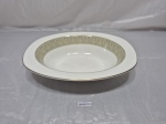 ROYAL DALTON - Travessa retangular funda em porcelana, friso ouro. Medindo 29cm x 21,5cm x 6cm de altura.