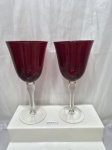 Par de taças de vinho em demicristal, canelado, vinho. Medindo 9,5cm x 21cm de altura.