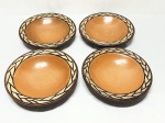 Jogo de 4 pratos fundos de massa, sopa em cerâmica trabalhado com relevos. Medindo 22cm x 4,5cm de altura.