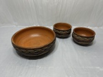 Jogo de travessa redonda com 2 cumbucas em cerâmica trabalhado com relevos. Medindo o bowl 24,5cm x 8cm de altura, cumbucas 13cm x 7,5cm de altura.