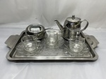 Lote de servir café, sendo bandeja, bule, açucareiro em inox e 3 xícaras em vidro. Medindo a bandeja 35cm x 24,5cm.