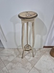 Cantoneira com 2 andares em madeira, pintado. Medindo 26cm x 102cm de altura.