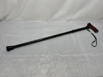 Bengala em metal desmontável, com regulagem de altura, pega em madeira e ponteira de borracha. Medindo 83cm mínimo x 93cm máximo.