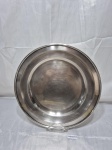 RIVA - Bandeja redonda rasa em prata 90. Medindo 31cm de diâmetro.