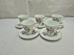 Jogo de 5 xícaras de café em porcelana floral com friso ouro, década de 1970, em bom estado geral de conservação, com leves sinais de uso compatíveis com a idade. Medindo 6,5cm x 6,5cm de altura.
