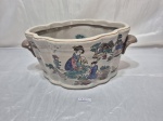 ORIENTAL - Elegante centro de mesa, cachepot em porcelana, pintura oriental. Medindo 28,5cm x 22cm x 15cm de altura.