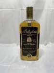 Garrafa lacrada da whisky Ballantine's 12 Years Old "Very Old" de 1 litro.