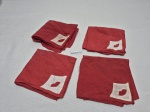 Jogo de 4 guardanapos  em linho, vermelho. Medindo 20cm x 20cm . Contém marcas de uso.