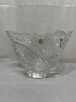 Lindo centro de mesa em cristal ricamente lapidado. Medindo 25,5cm x 15,5cm x 16,5cm de altura.