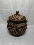 Sopeira, Cachepot em cerâmica trabalhado com relevos. Medindo 20cm de boca x 25cm de bojo x 20cm de altura.