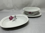 Conjunto de molheira e travessa oval funda em porcelana Renner floral com friso ouro. Medindo a travessa 23,5cm x 15,5cm x 4cm de altura, molheira 16cm x 10cm x 8cm de altura.