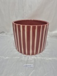 Cachepot cilindrico em porcelana, canelado. Medindo 16cm x 12,5cm de altura.