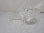 Conjunto de centro de mesa e porta guardanapo em demicristal, moldado. Medindo o centro de mesa 15cm x 12cm de altura. Contém bicados.