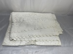 Toalha de mesa retangular em tecido padrão renda. Medindo 220cm x 190cm. Com marcas de guardado.