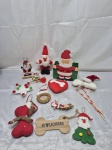 NATAL - Lote com diversas peças decorativas em materiais diversos, motivos natalinos. Medindo o maior 19cm de altura.