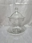 Bomboniere com tampa e presentuir em cristal, lapidado. Medindo 14,5cm x 25cm de altura total.