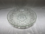 Prato de bolo redondo com borda alta em vidro ricamente trabalhado. Medindo 31cm x 6cm de altura.