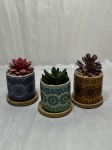 Jogo de 3 cachepots floreiras em porcelana, com flores artificiais. Medindo 7cm x 7,5cm de altura.