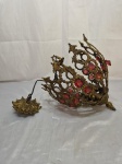 Lustre pendente antigo em Bronze. ornamentado com pedras de vidro facetadas na cor vermelha e canopla de teto decorada. Medindo 30cm de diâmetro x 40cm de altura.