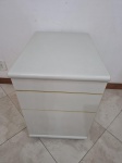 (26BI00294)  - Gaveteiro, arquivo com 3 gavetas em madeira. Não possui chave. Medindo 60cm x 4,5cm x 60cm de altura.