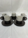 Jogo de 5 xícaras de café em porcelana com suporte e pires em metal. Medindo 5cm x 5,5cm de altura.