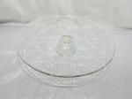 Lindo prato de bolo com pé em vidro moldado. Medindo 36,5cm x 7,5cm de altura.