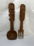 Par de talher de salada em madeira entalhada. Medindo 36cm de comprimento.