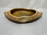 Travessa em cerâmica com fundo vitrificado na forma de siri. Medindo 39cm x 21cm x 6cm de altura.