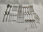 Parte de faqueiro com 45 peças em aço inox Wolff. Composto de 4 garfos de mesa, 3 facas de mesa, 3 colheres de sopa, 3 garfos de peixe, 4 facas de peixe, 2 garfos de sobremesa, 5 facas de sobremesa, 4 colheres de sobremesa, 6 colheres de chá, 7 colheres de café, par de talher de salada e par de talher de servir peixe.