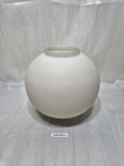 Cúpula bola em vidro, fosco. Medindo 8cm de boca x 17,5cm de bojo x 17,5cm de altura.