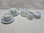 Jogo de servir chá tete a tete com 5 peças em antiga porcelana russa com pintura floral. Medindo o bule 9cm de altura.