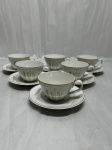 Renner Donaire - Jogo de 6 xícaras de café em porcelana floral com friso ouro. Medindo 6,5cm x 4,5cm de altura.