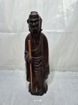 Escultura de sábio oriental em madeira nobre, entalhada. Medindo 36cm de altura.
