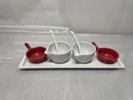 Lote de bandeja com 2 molheiras e 2 petisqueiras redondas em porcelana. Medindo a bandeja 29cm x 9,5cm.